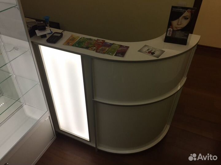 Ресепшен глянец с подсветкой. Витрина. Шкаф