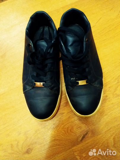 Кроссовки женские