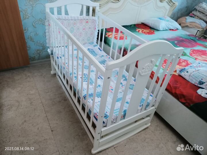 Детская кроватка с маятником и ящиком