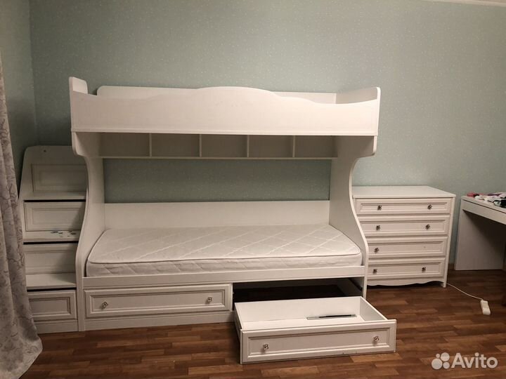 Двухярусная детская кровать с комодом