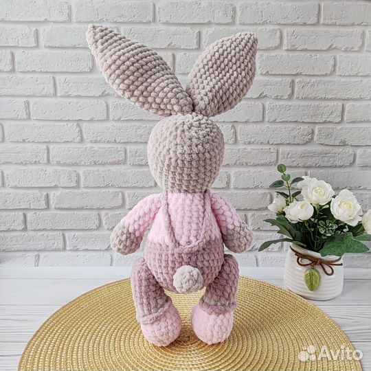 Вязаные игрушки ручной работы Зайка в комбинезоне