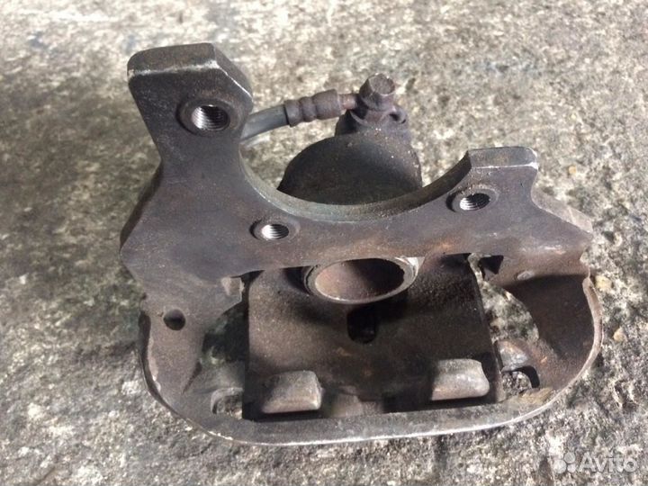 Суппорт передний правый Тойота Таун Айс Ноах SR40