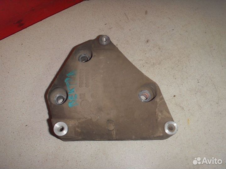 Кронштейн кондиционера 9226302 Opel Vectra C