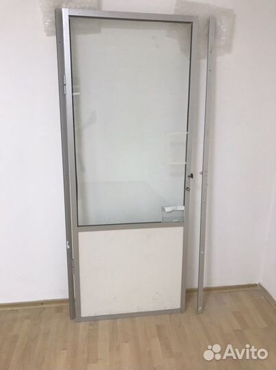 Дверь алюминиевая со стеклом