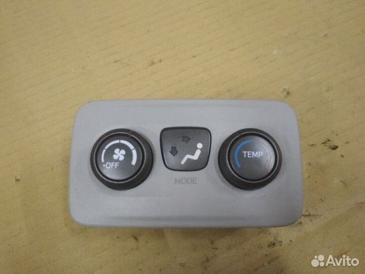Панель заднего климат-контроля Toyota Sienna III