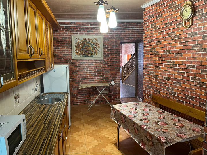 3-к. квартира, 100 м², 1/2 эт.