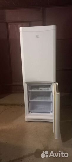 Холодильник бу Indesit рабочий