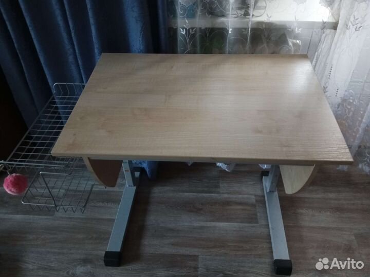 Детский письменный стол и стул