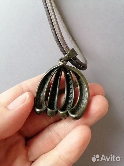 Женская подвеска кожаная с кулоном