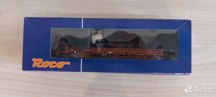 Вагон-платформа с автомобилем roco 66391