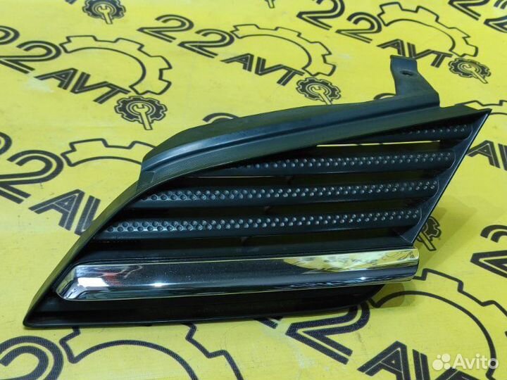 Решетка радиатора передняя левая Nissan Primera