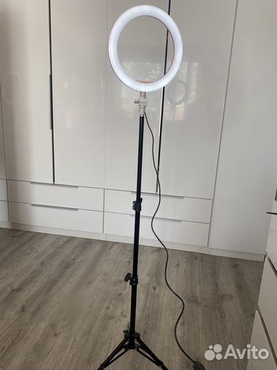Кольцевпя лампа на штативе