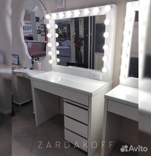 Туалетный столик и гримерное зеркало с подсветкой