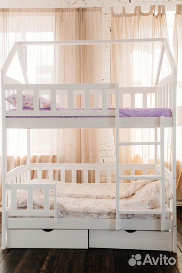 Двухъярусная кровать -домик с пружинными матрасами
