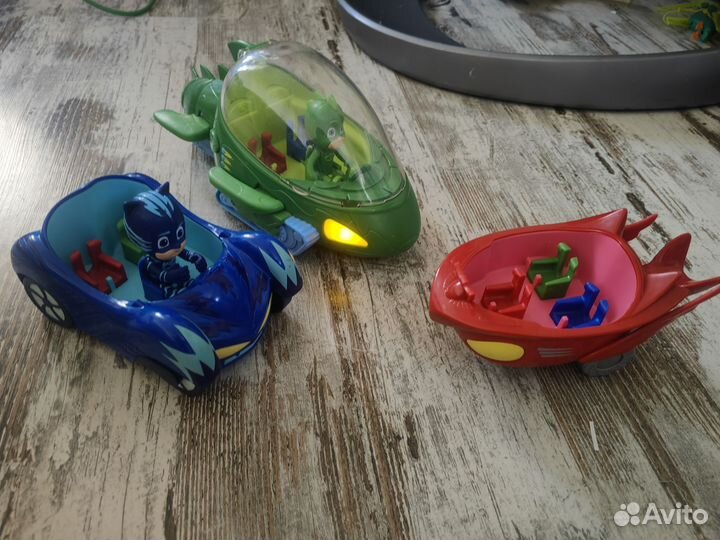 Герои в масках с машинками