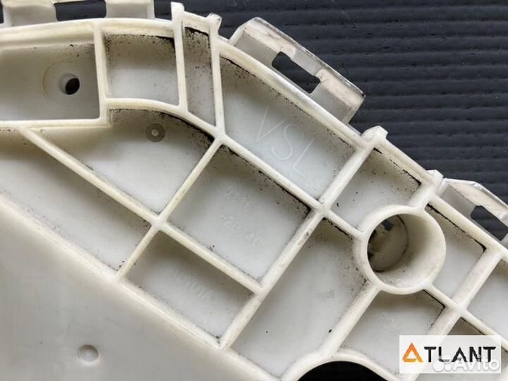 Крепление бампера передняя левая toyota voxy