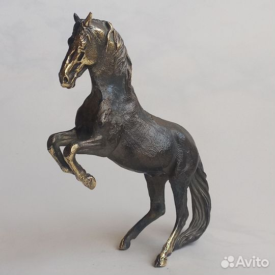 Большой бронзовый конь. Бронзовая статуэтка коня