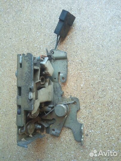 Замок двери Мерседес Бенц Вито