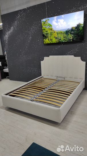 Кровать парящий с подъемным механизмом