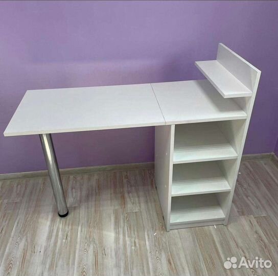 Маникюрный стол с полкой для гель-лаков