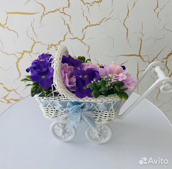 Композиция Коляска с цветами