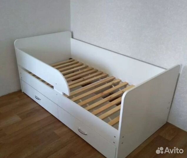 Детская кроватка с бортиком