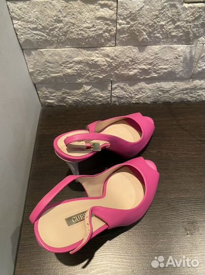 Босоножки guess