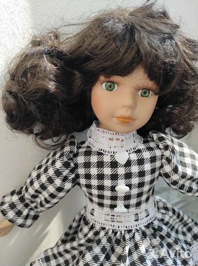 Кукла фарфоровая