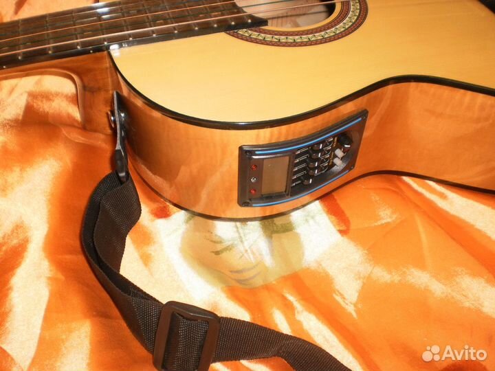 Гитара с тюнером/эквалайзером + комплект