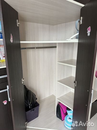 Детская кровать чердак со столом и шкафом