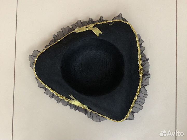 Пиратская шляпа и ковбойская шляпа