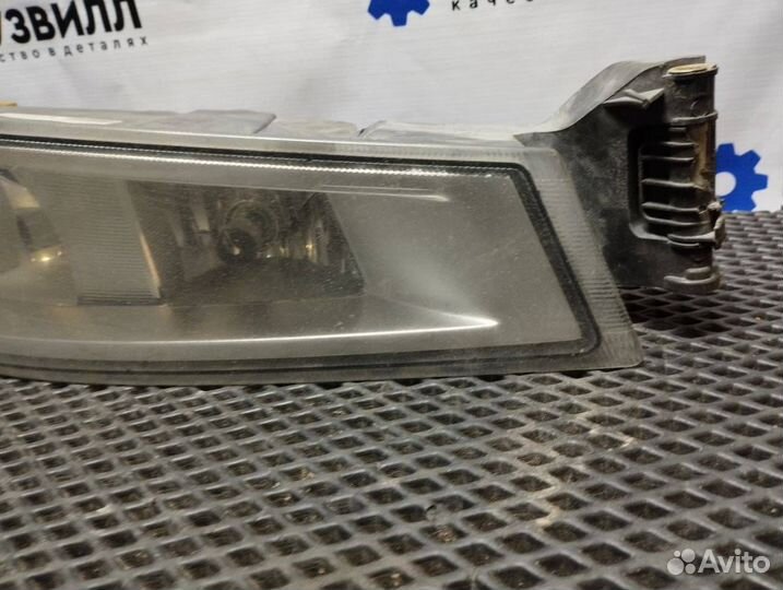 Фара противотуманная правая Volvo FH4 82140744
