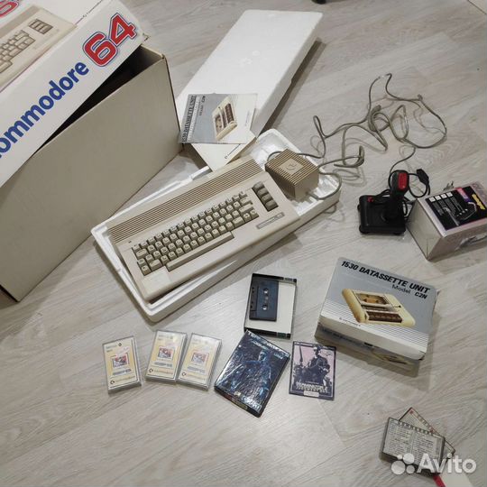 Ретро компьютер Commodore C64C