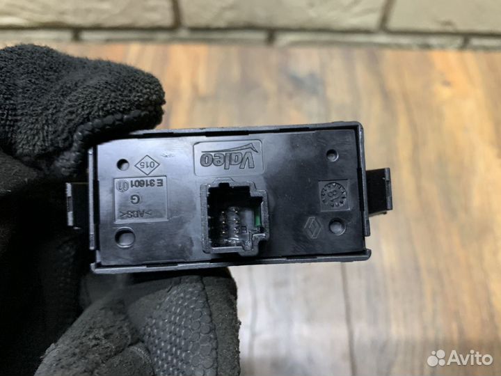 Renault sandero Кнопка аварийной сигнализации