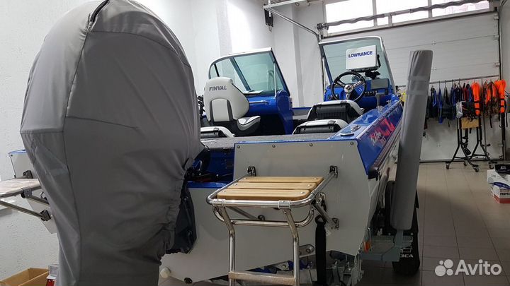 Установка эхолотов Lowrance на катер