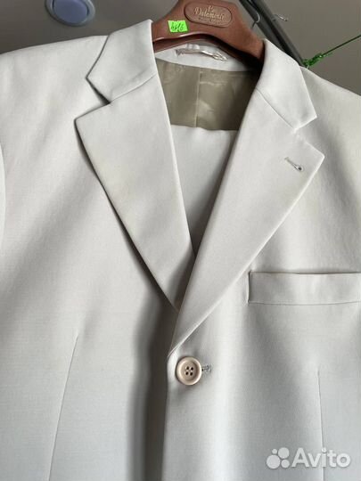 Костюм светлого серого цвета