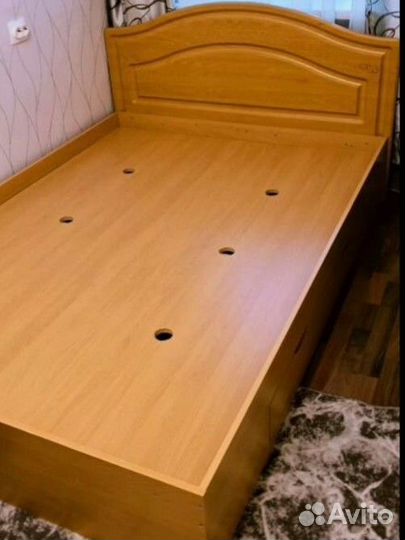 Кровать двухспальная с матрасом