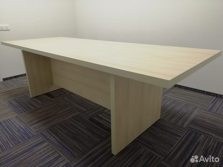 Стол для переговоров в переговорную