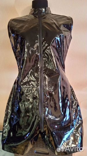 Лакированный короткий эротический комбинезон