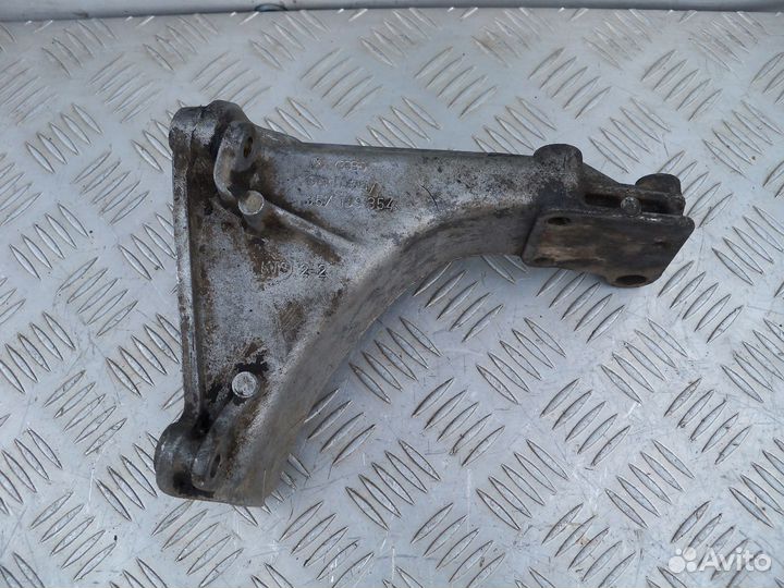 Кронштейн двигателя правый Volkswagen Passat B3