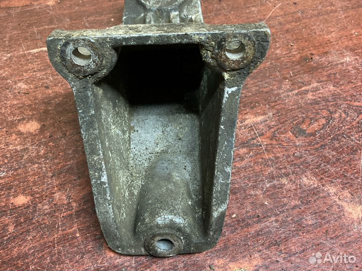 Левый кронштейн двигателя ауди 100 с3