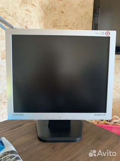 Монитор Samsung SyncMaster 710v