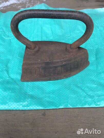 Старый утюг чугунный