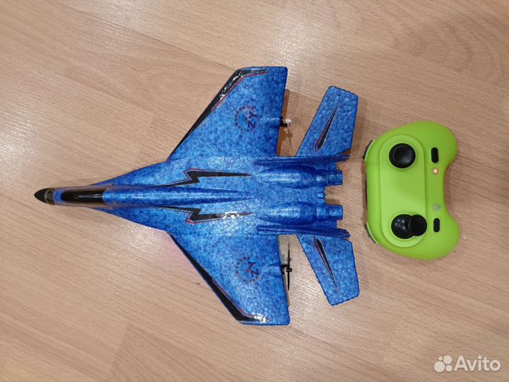 Пенопластовый самолётик на пульте