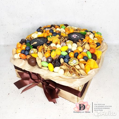 Подарочный набор с орехами, сухофруктами, ягодами