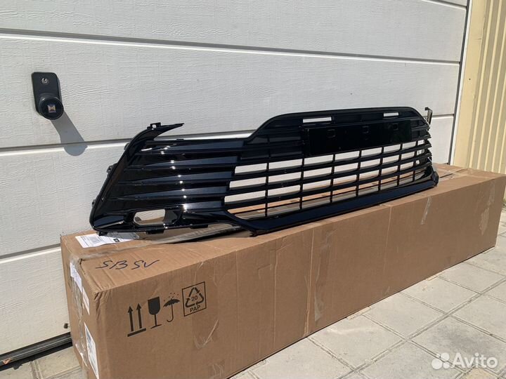 Решетка переднего бампера Toyota Camry V70 V75