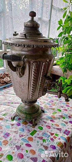 Старинный самовар на дровах