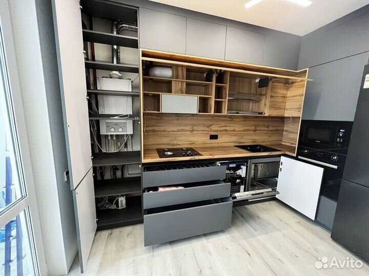 Угловая кухня на заказ с витринами