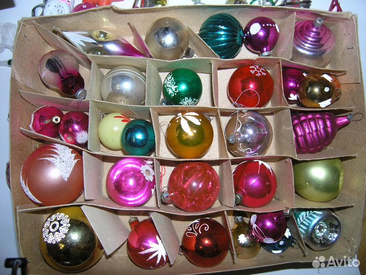 Дед мороз и Снегурочка, ёлочные игрушки, бусы