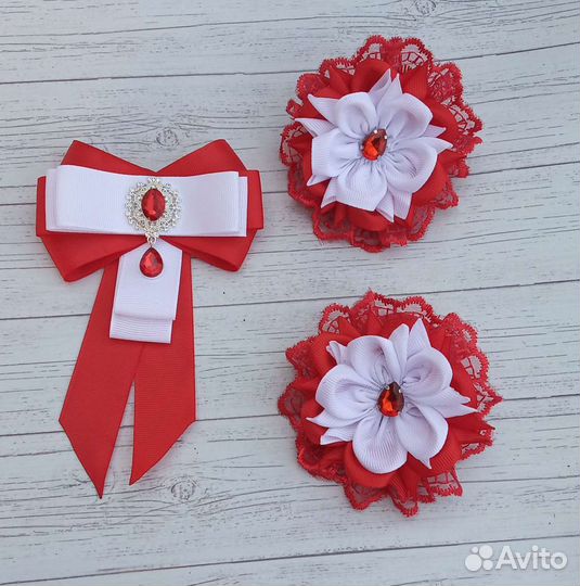 Школьный комплект галстук-брошь и бантики